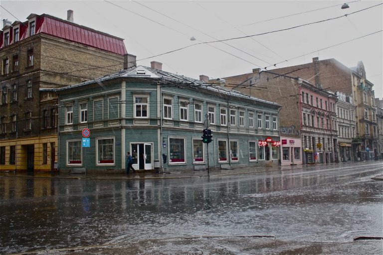 Эксперт: из улицы Чака делают автостраду через центр, скоро она опустеет