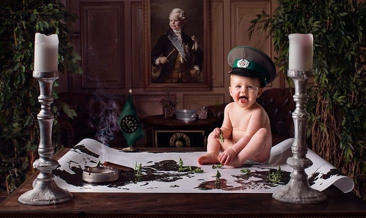 Шведский ребенок попадает в невероятные ситуации благодаря Фотошопу своего отца