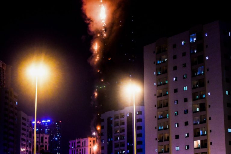 В ОАЭ потушили горящий небоскреб: сгорели все 48 этажей (ВИДЕО)