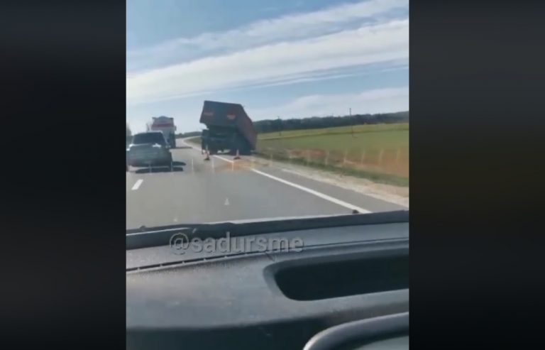 ВИДЕО: водитель грузовика на Лиепайском шоссе «потерял» прицеп
