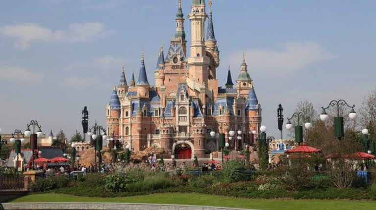 Disneyland в Шанхае готовится к приему посетителей