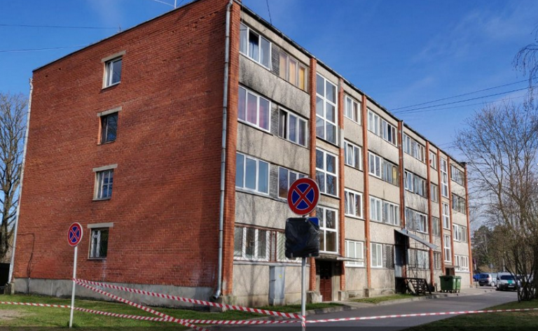 Дом на карантине в Улброке: жители уже дважды выходили на улицу, вопреки запретам
