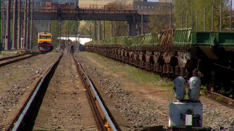 Жители Чиекуркалнса бьют тревогу: дети рискуют жизнью на железной дороге