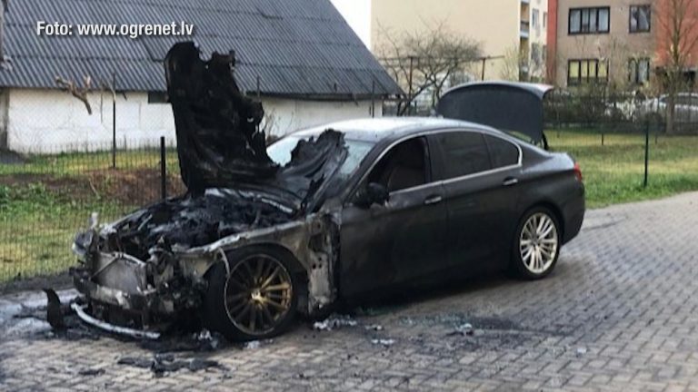 ВИДЕО: в Икшкиле неизвестные подожгли BMW местного полицейского