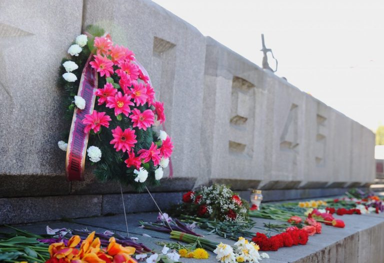 ПРЯМАЯ ВИДЕОТРАНСЛЯЦИЯ: что происходит у парка Победы в Риге