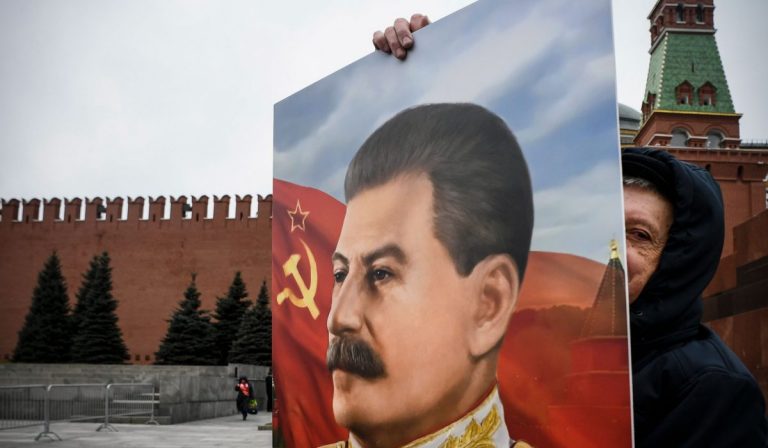 Кинокритик: тем, кто говорит, что войну выиграл Сталин – а в деревне тоже Сталин горел?