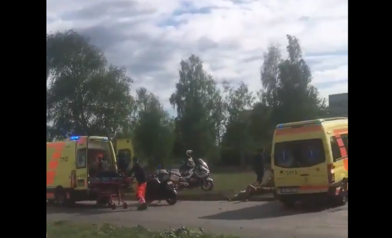 В Риге мотоциклист сбил перебегавшего дорогу мужчину (ВИДЕО)