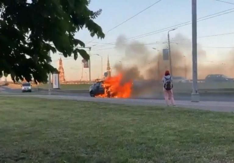 ВИДЕО: на съезде с Вантового моста сгорел BMW X6