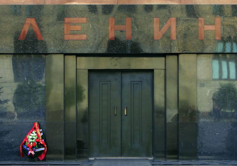 «Жириновский унижает народ!»: самый громкий депутат России призвал политика к ответу за слова о Ленине