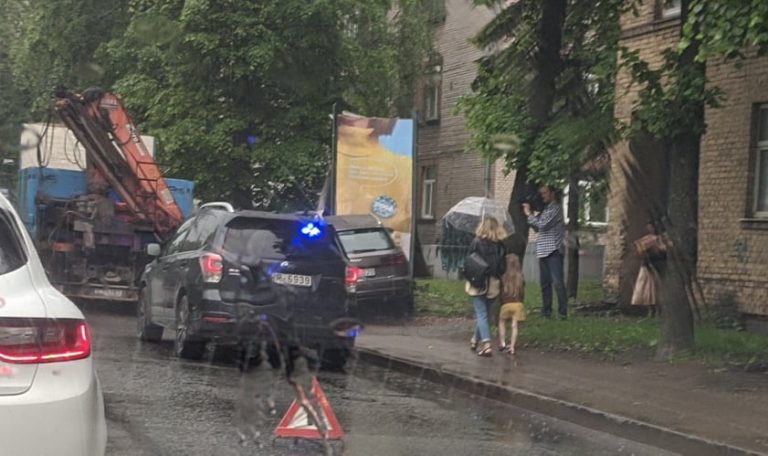 ФОТО: у Калнциемского моста Audi въехала в рекламный щит