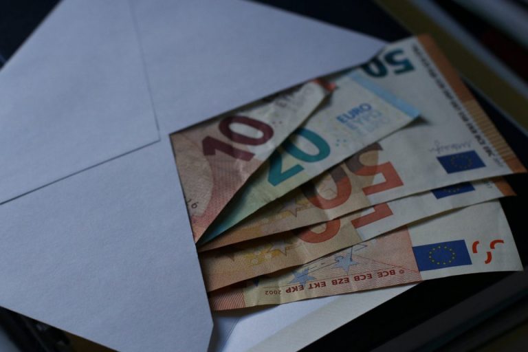 Сотруднику СГД собирались передать взятку в размере 65 тысяч евро