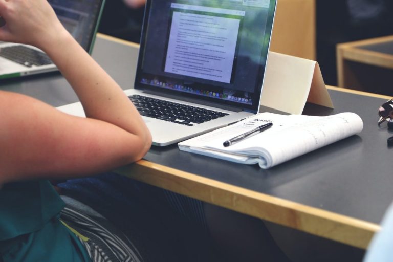 Суд: требование для частных вузов Латвии преподавать только на госязыке противоречит Конституции