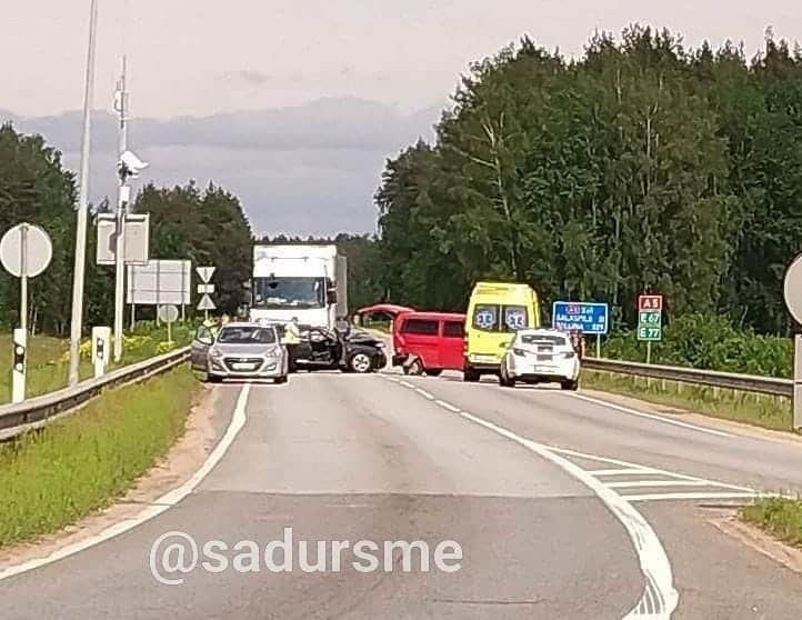 ФОТО: под Ригой столкнулись четыре машины, движение блокировано