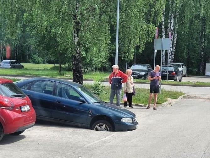 ФОТО: очередной провал. В Зиепниеккалнсе машина провалилась в яму
