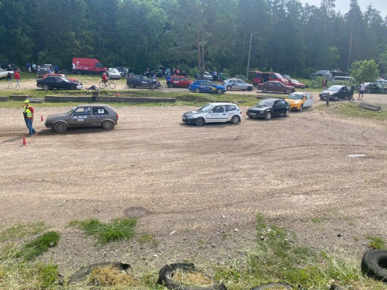 Автогонщик погиб на незаконных соревнованиях под Тукумсом