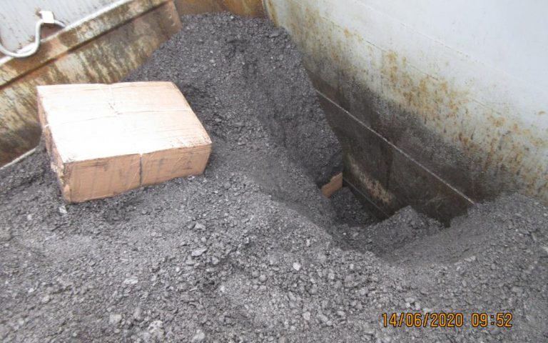 ФОТО: 400 тысяч сигарет пытались провести через границу Латвии в угле и щепе