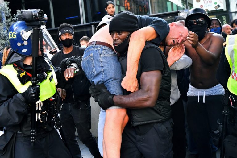 Предотвращенное убийство: сторонник Black Lives Matter спас участника демонстрации крайне правых (ФОТО)