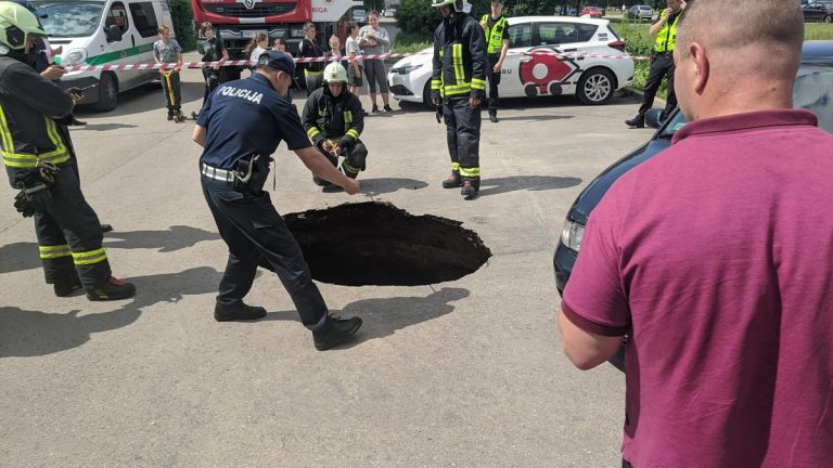 Озвучена причина провала асфальта в Риге