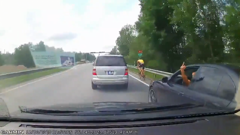ВИДЕО: агрессивный водитель в Латвии чуть не сбил велосипедиста, показал средний палец, угрожал в соцсетях