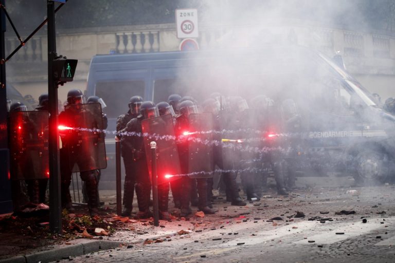 В Париже протесты медиков переросли в беспорядки (ФОТО и ВИДЕО)