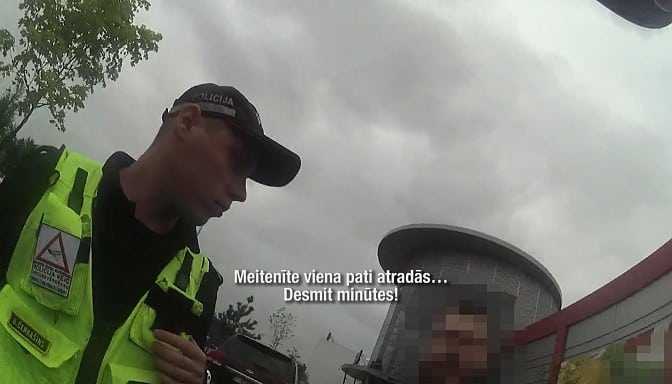 «Не вижу ничего плохого!»: мать оставила ребенка с собакой в машине и ушла закупаться