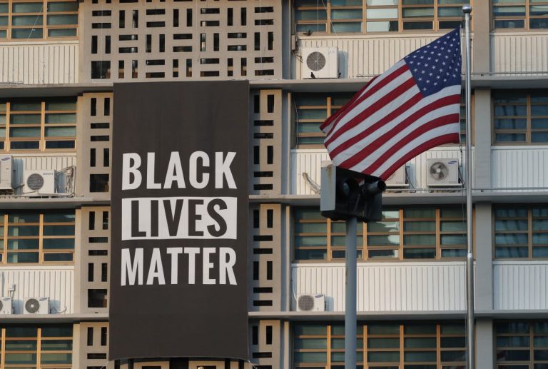 Фонд Black Lives Matter Foundation собрал 4 млн долларов пожертвований. Он не имеет отношения к протестам