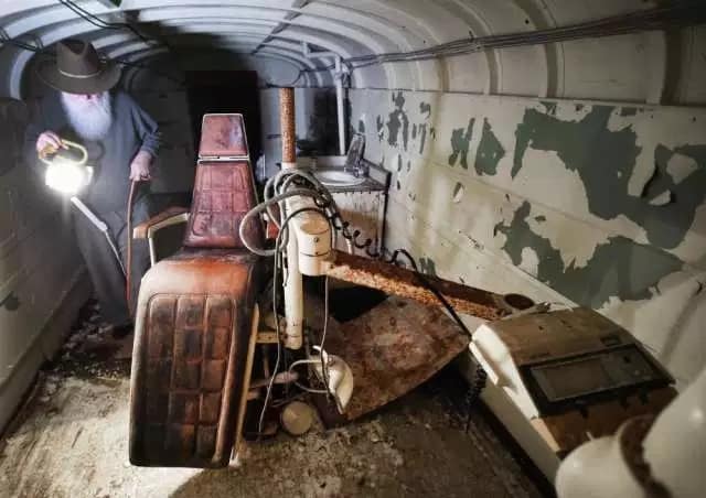 Самодельное подземное убежище из 42 школьных автобусов, способное выдержать ядерный удар (19 фото)