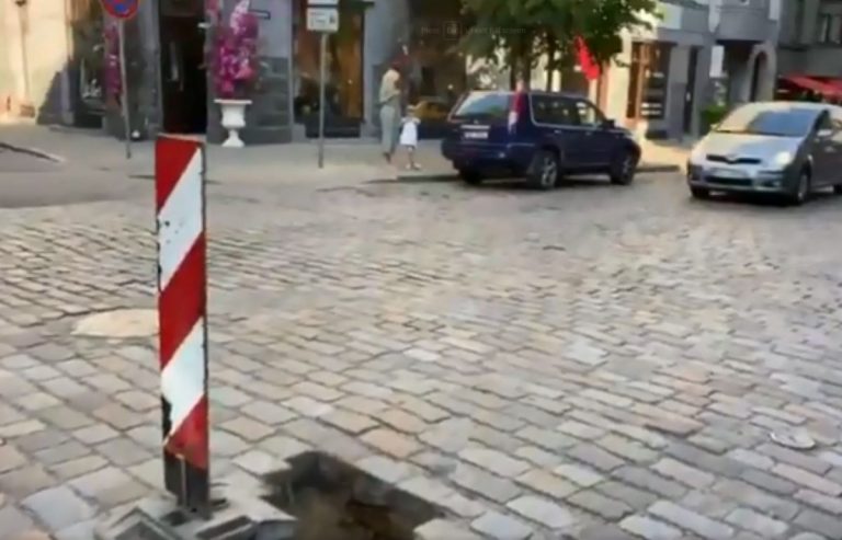 Вы не поверите. В Риге снова провалился асфальт — на Гертрудес