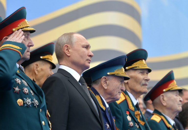 СМИ: ветеранов, которые на параде Победы будут рядом с Путиным, отправили на самоизоляцию