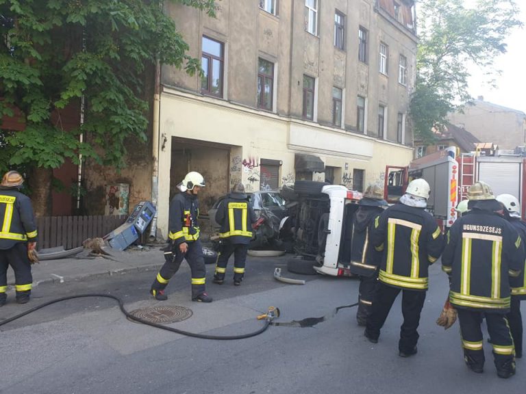 ФОТО: на Бруниниеку столкнулись две машины, одну вжало в стену дома 