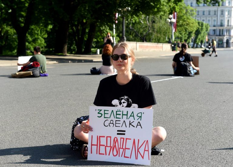 ФОТО: “зеленые” активисты легли у памятника Свободы с призывом не возвращаться к старым привычкам