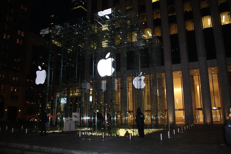 Apple опять закрывает магазины в США из-за роста числа заболевших COVID-19