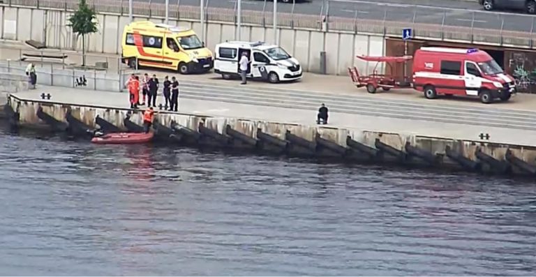 ФОТО: на Даугаве искали утонувшего, но спасли другого пловца