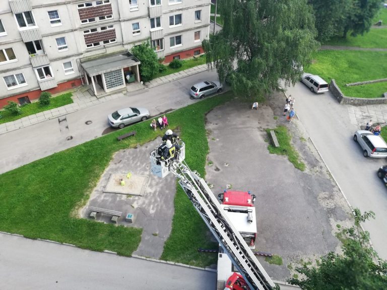 Многоэтажку в Пурвциемсе оставили без воды на 6 дней: квартиры затопили соседи, уехавшие на длинные выходные
