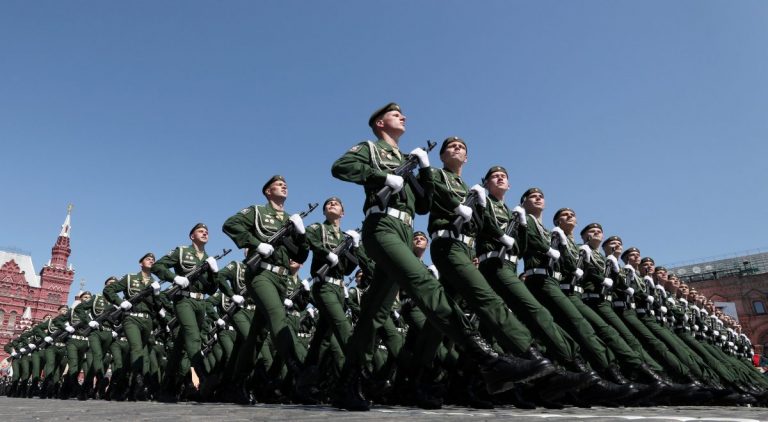 Без масок и перчаток: в разных городах России состоялся парад Победы (ФОТО и ВИДЕО)