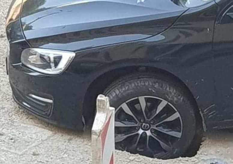 Не опять, а снова. В Риге провалился асфальт у театра Dailes