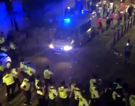 ВИДЕО: в Лондоне полицейские были избиты при попытке разогнать незаконную вечеринку