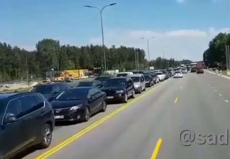 Километровая пробка: на Юрмальском шоссе образовался транспортный затор