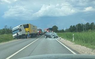 Страшная авария у Лиепаи: погибло двое детей и один взрослый (ВИДЕО)