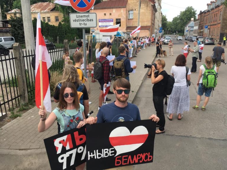 ФОТО: у посольства Беларуси в Риге прошел пикет за честные выборы