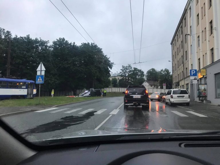 ФОТО: на улице Твайка в Риге машина снесла рекламный стенд