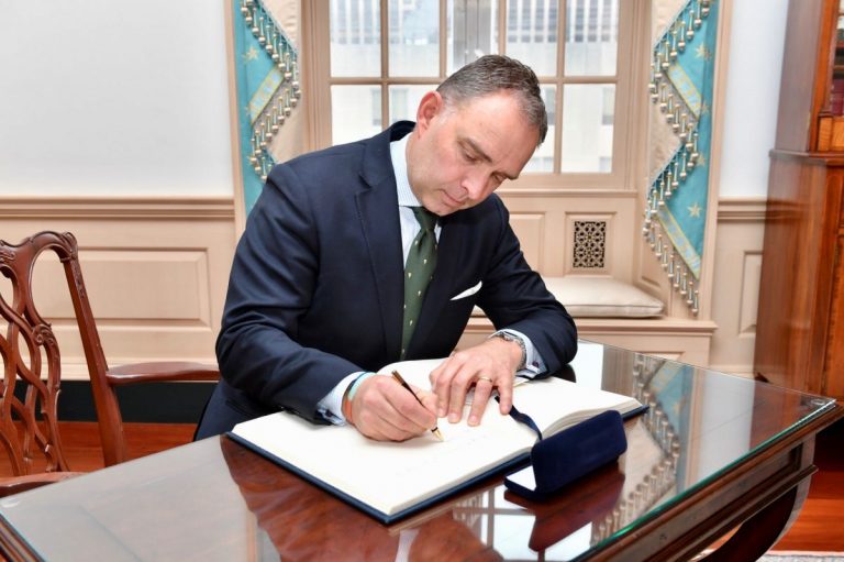 Советник премьер-министра с 30-летним стажем подал в отставку