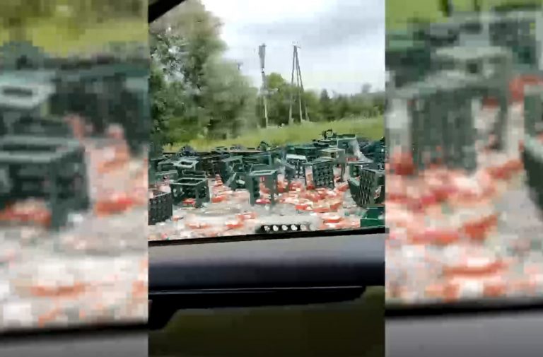 ВИДЕО: фура «растеряла» бутылки с пивом, на Рижской окружной дороге блокировано движение