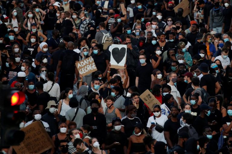 В Париже прошли протесты против полицейского насилия, переросшие в столкновения с жандармами