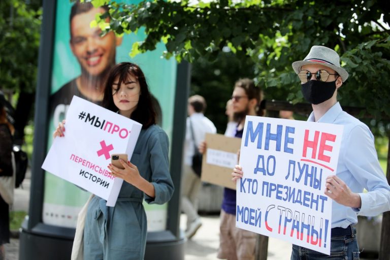 «Воняет диктатором»: у посольства России в Риге прошла акция протеста