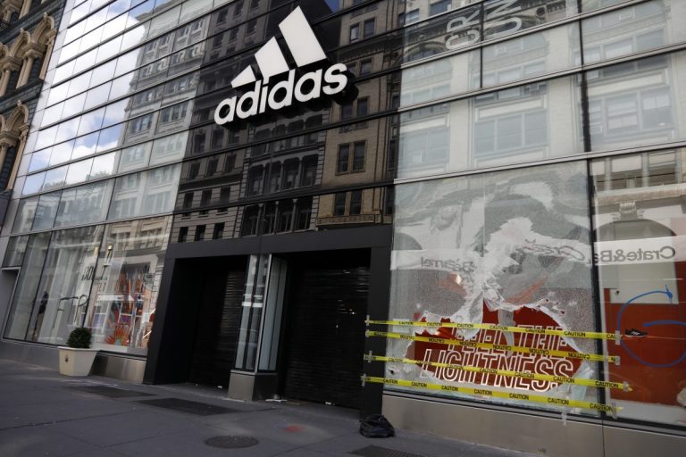 Беспорядки в США: разграбленные магазины, дневные и ночные протесты, реакция папы Римского (ФОТО и ВИДЕО)