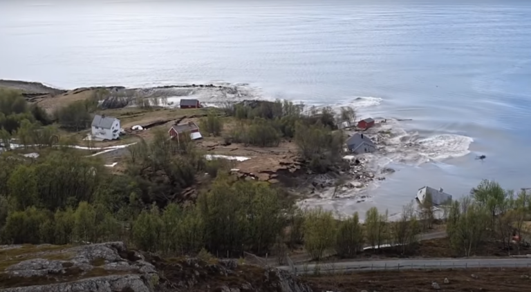 ВИДЕО: в Норвегии оползень унес поселок в море
