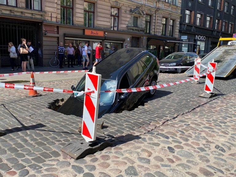 Гиргенc: из-за ямы на Гертрудес повреждены две машины, полиция может закрыть улицу (ФОТО и ВИДЕО)
