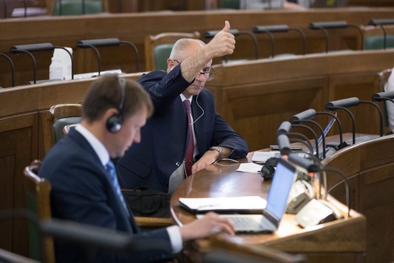 Сейм утвердил закон, при помощи которого COVID-19 будут ограничивать после ЧС