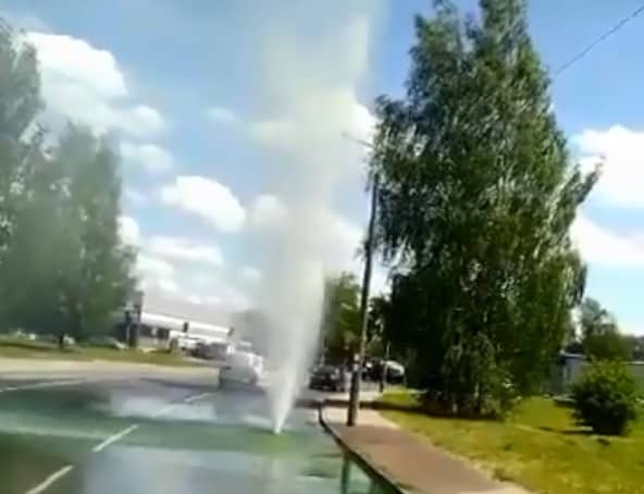 Плохой день для Rīgas siltums: еще одна авария в Риге — вода била фонтаном